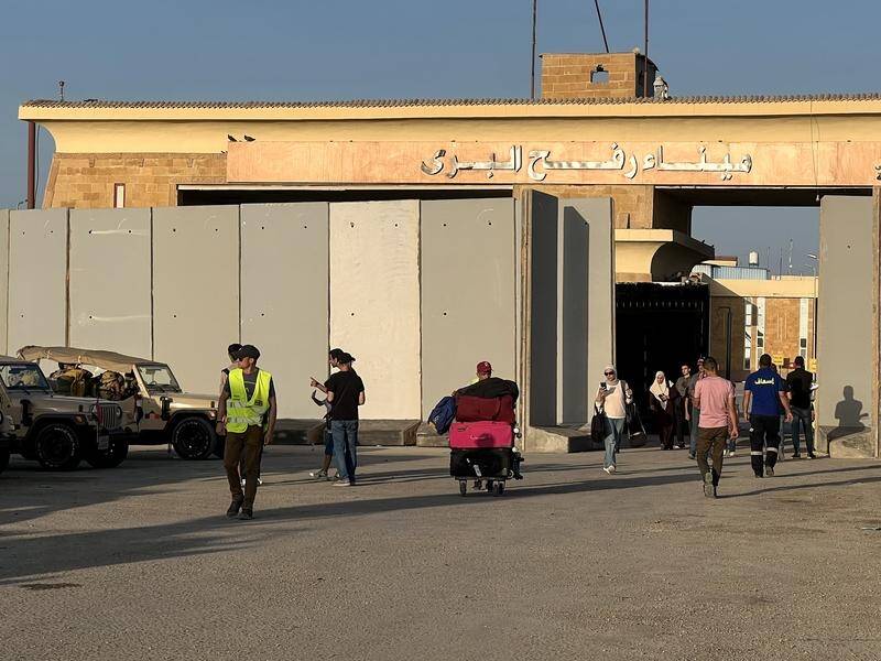The Egyptian Red Crescent says 1102 foreigners and Palestinians have left Gaza through Rafah. (EPA PHOTO)