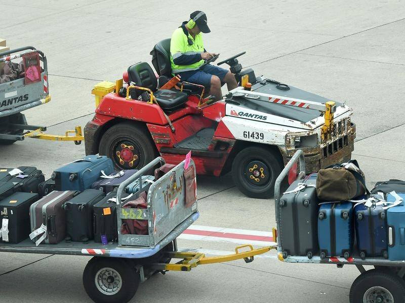 Qantas is asking its senior staff to work as baggage handlers to help overcome labour shortages. (Dave Hunt/AAP PHOTOS)