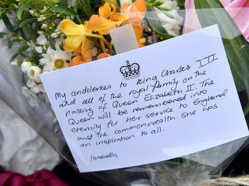 Australians around the country have expressed their sorrow at the death of Queen Elizabeth II. (Bianca De Marchi/AAP PHOTOS)