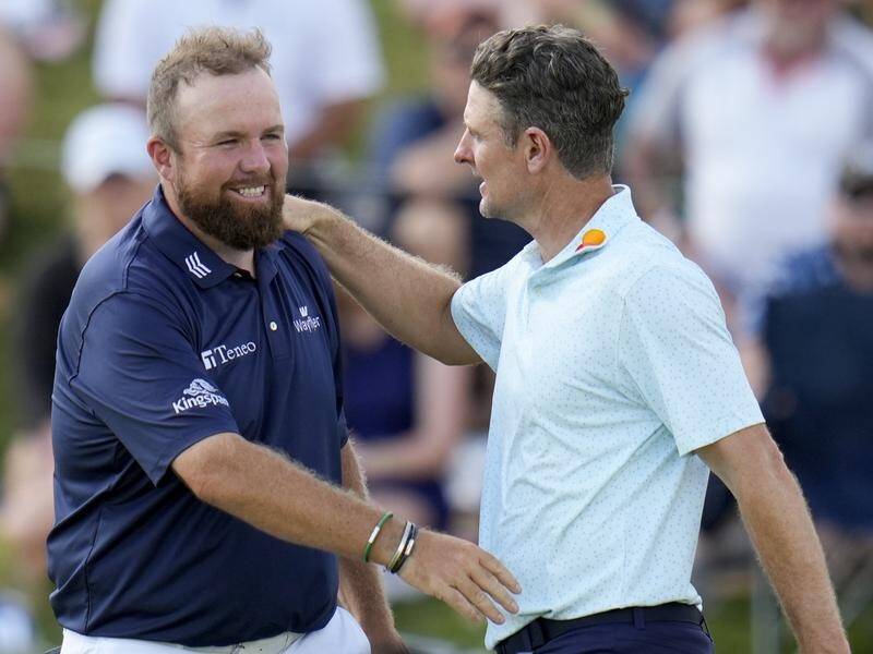 Justin Rose (right) congratulates Shane Lowry on his record-equalling round of 62 at Valhalla. (AP PHOTO)