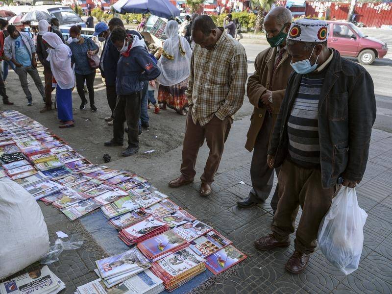 Ethiopians read newspapers and magazines reporting on the military confrontation in the country.
