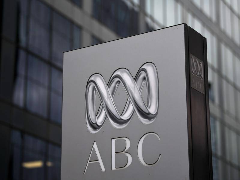 The Senate has voted to suspend an inquiry into complaints handling by national broadcasters.
