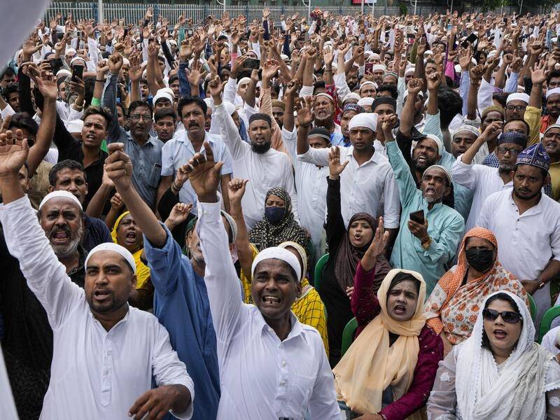 Indian Muslims protest against Hindu ruling party members who insulted Islam and Prophet Mohammad.