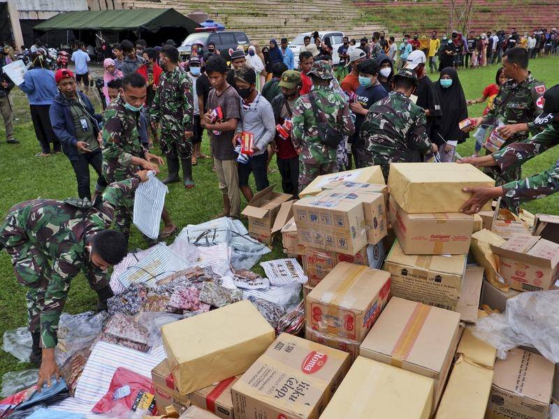 Soldiers have been distributing relief goods for those affected by the earthquake in Indonesia.