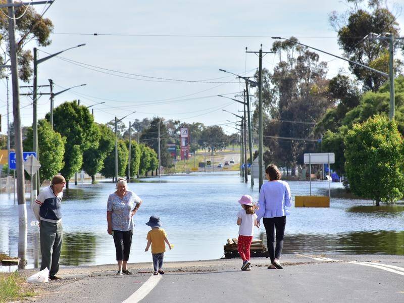 Floodwaters in Forbes are receding after the Lachlan River peaked on Saturday. (Lucy Cambourn/AAP PHOTOS)