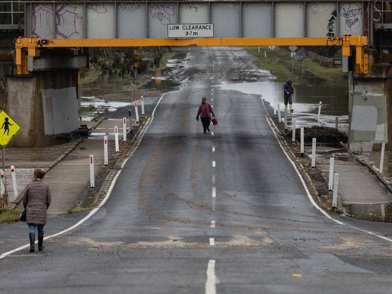 Evacuation warnings are in place for residents in towns in northern Victoria. (Diego Fedele/AAP PHOTOS)