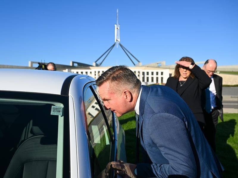Energy Minister Chris Bowen and Transport Minister Catherine King inspect an electric car. (Lukas Coch/AAP PHOTOS)
