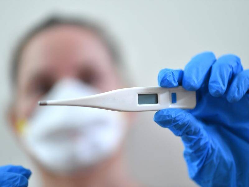 More than 100 people a day across Australia continue to test positive to COVID-19. (David Mariuz/AAP PHOTOS)