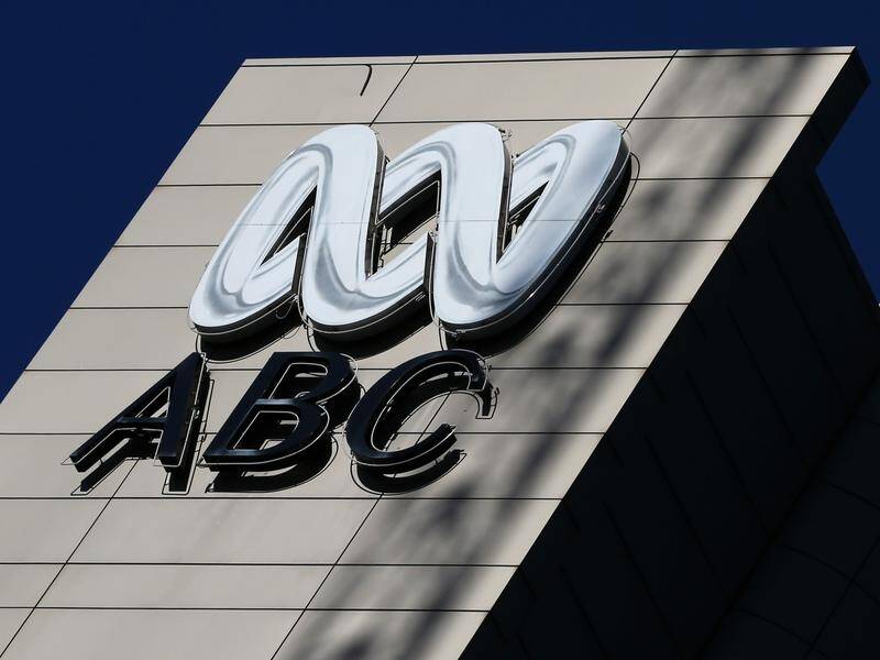 A US couple have ended their defamation case against the ABC over their surrogate child in Ukraine.