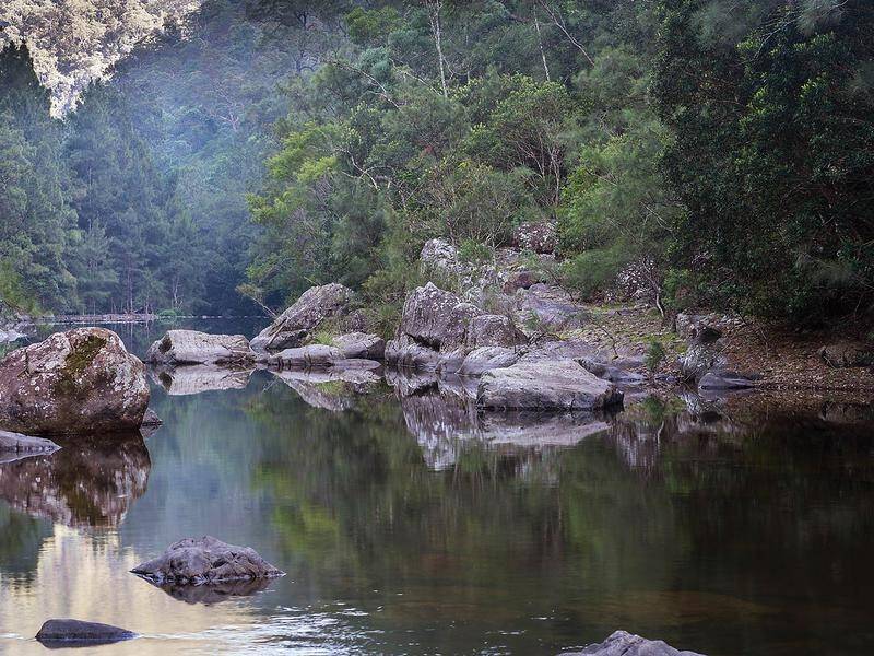 Traditional owners complain there's no time to assess a report on raising Warragamba Dam's wall.