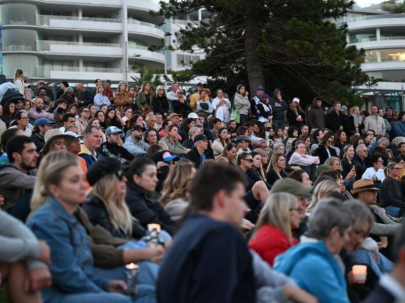 Crowds at a candlelight vigil have observed a minute's silence for the victims of the Bondi tragedy. (Dean Lewins/AAP PHOTOS)