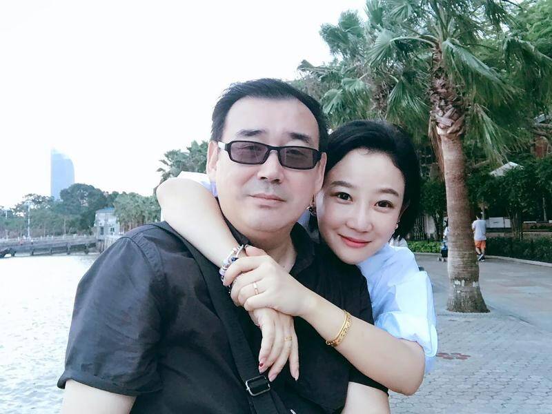 Зохиолч Ян Хэнжун (зүүн талд, эхнэр Юан Сяолианы хамт) тэнсэн харгалзах ял авчээ.  (AP PHOTO)