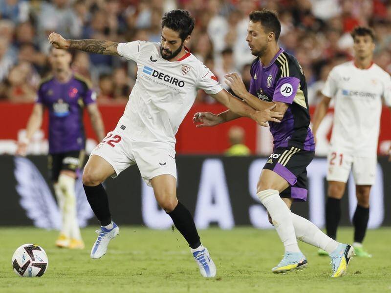 Midfielder 'Isco' Alarcon (l) battles with Valladolid's Sergio Escudero in their 1-1 La Liga draw. (EPA PHOTO)