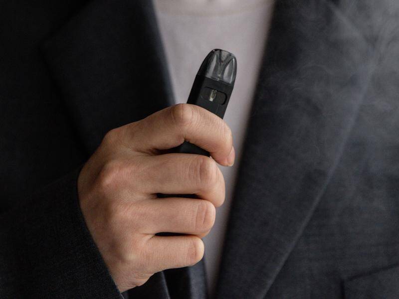 An Australian review found evidence that e-cigarettes cause poisoning, acute lung injury and burns. (Diego Fedele/AAP PHOTOS)