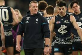 Carlton coach Michael Voss (centre) wants some clarity from the AFL over free kicks. (Rob Prezioso/AAP PHOTOS)