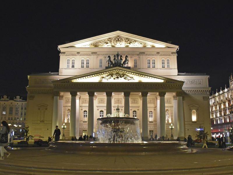 A performer has died in the middle of an opera at the prestigious Bolshoi Theatre in Moscow.