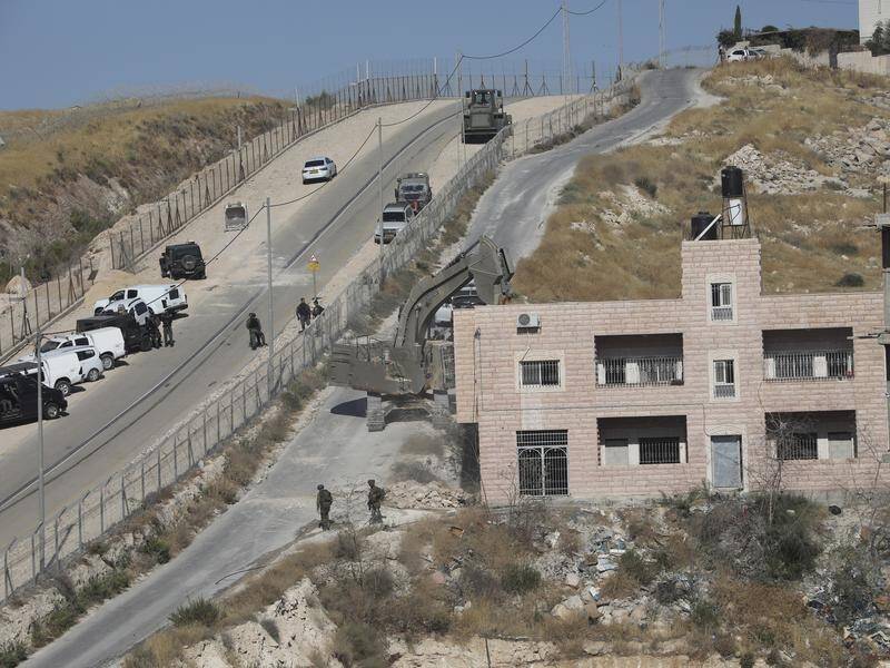 Israeli forces have begun demolishing Palestinian homes near the West Bank seperation barrier.