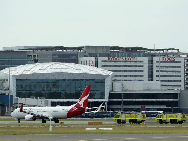 Fire trucks follow a Qantas plane as it lands in Sydney after its aborted flight to Auckland. (Jeremy Ng/AAP PHOTOS)