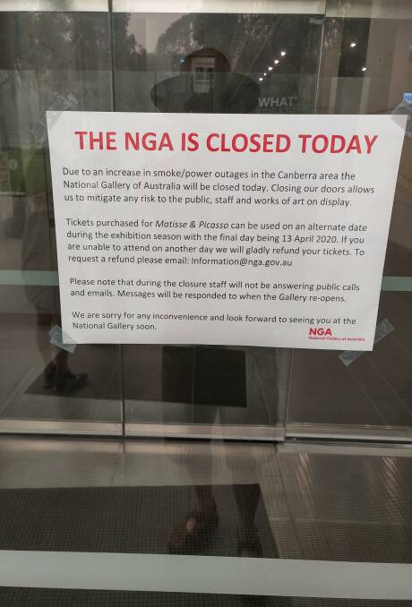 A sign telling patrons of the NGA's closure.