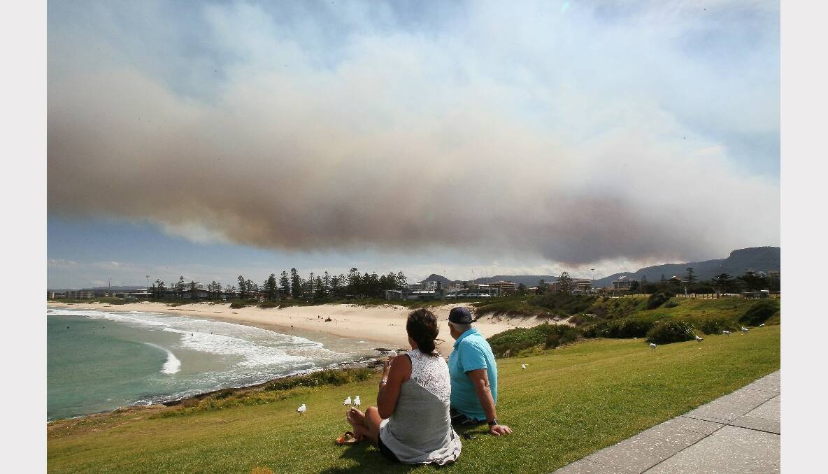 Bushfire smoke can be seen over the top of Illawarra from Flagstaff Hill at Wollongong City Beach. Photo: Illawarra Mercury.